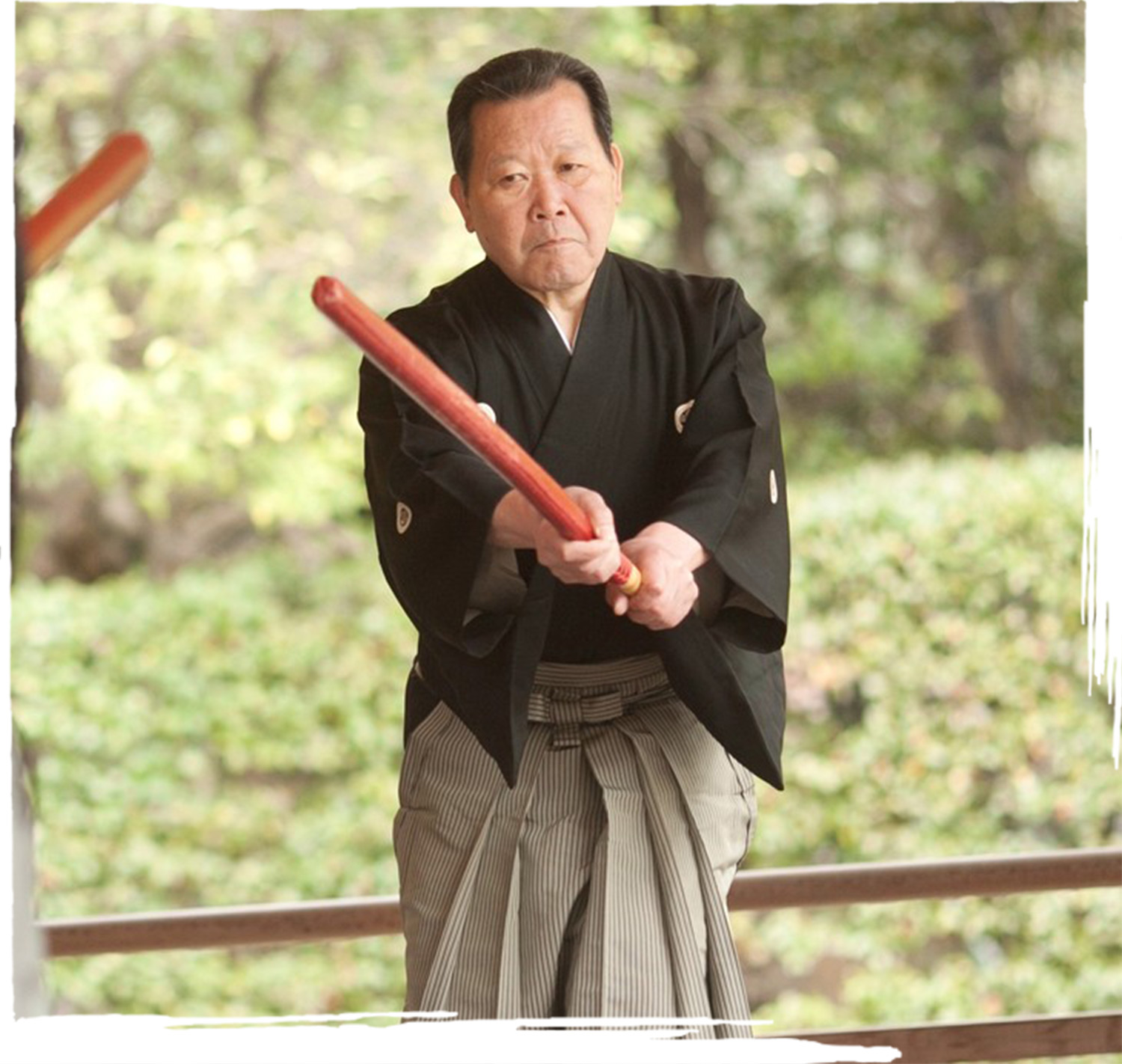 El Gran Maestro Watanabe Tadashige demuestra una kata en Tokio, 2014.